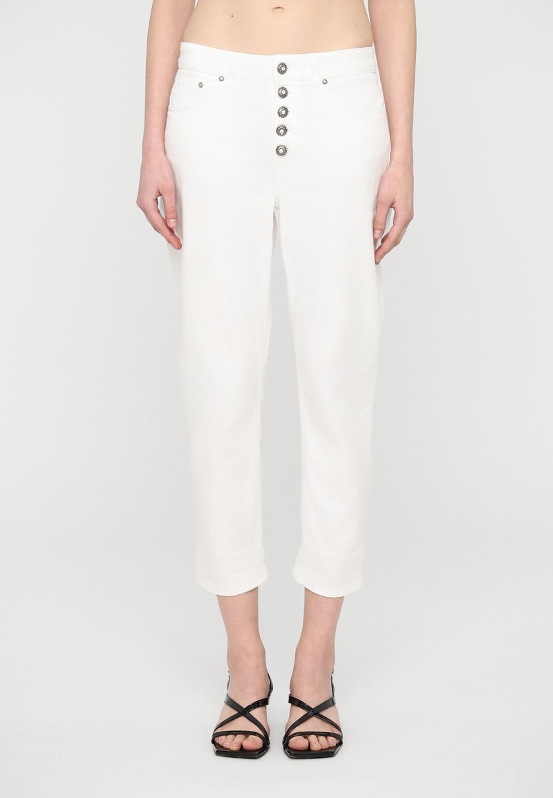Pantaloni cropped in denim bianco con chiusura a bottoni e cinque tasche funzionali. Presentano metallici di color argento e un design a gamba dritta.