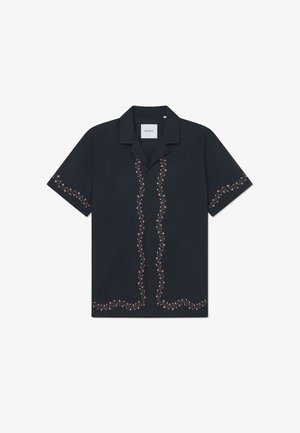 Cămașă neagră cu mânecă scurtă, cu broderie florală în roz și verde pe plăcuța de butoane și pe marginea de jos, fabricată dintr-un material moale.
