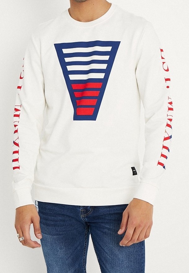 Sudadera de algodón blanca con un gráfico triangular a rayas azul y roja en la parte delantera. Texto en rojo a lo largo de las mangas.
