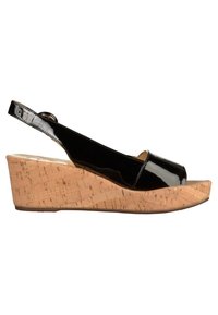 Sandale compensée en cuir verni noir à bout ouvert, semelle plateforme en liège et bride arrière avec fermeture à boucle.