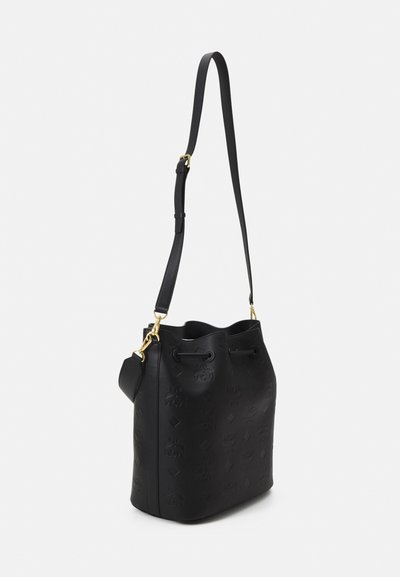 Borsa a secchiello in pelle nera con motivo Logo in rilievo, chiusura a coulisse e tracolla removibile con dettagli in hardware dorato.