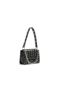 Zwarte gepatenteerde leren handtas met zilveren oogjes en kettingband. Gestructureerde vorm met een textuurafwerking, voorzien van een flapsluiting.