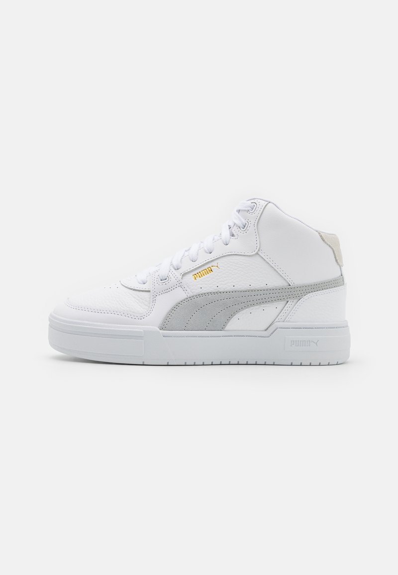 Baskets montantes blanches Puma avec bande en daim gris, logo Puma doré, lacets blancs et tige en cuir texturé, vues de côté sur fond blanc.