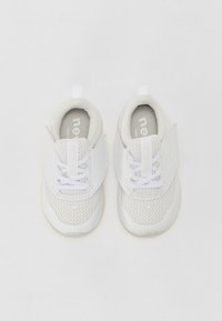 Witte mesh sneakers met een gestructureerd oppervlak, voorzien van veters en een klittenbandsluiting, ronde neus en merk binnenzool.