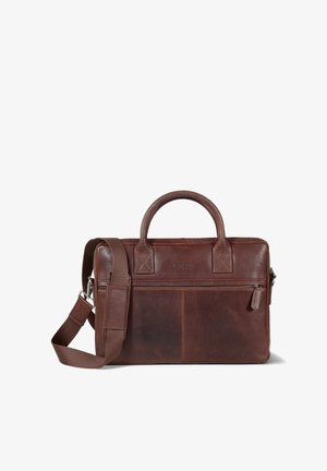 Mallette en cuir marron avec poignées supérieures, poche avant zippée et bandoulière réglable sur fond blanc.