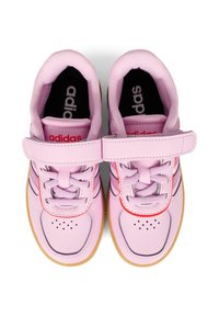 Baskets de sport synthétiques roses avec une sangle velcro, dotées d'une doublure intérieure texturée, d'un design de bout perforé et d'une semelle en caoutchouc.