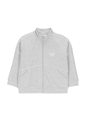 Jasnoszara sportowa kurtka na zamek z kołnierzem stojącym, skośnymi przednimi kieszeniami, białymi przeszyciami i napisem "SOCCER CLUB" na lewej piersi.