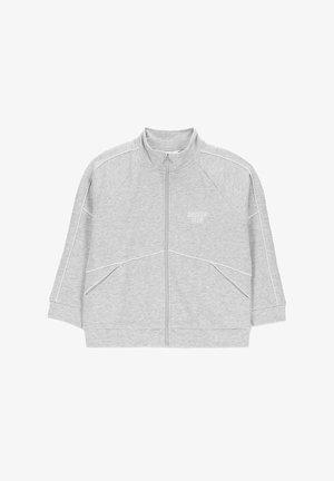 Jasnoszara sportowa kurtka na zamek z kołnierzem stojącym, skośnymi przednimi kieszeniami, białymi przeszyciami i napisem "SOCCER CLUB" na lewej piersi.