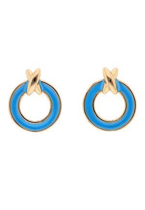 Oorbellen van goudkleurig metaal in een hoepelvorm met heldere blauwe emaille en een abstracte gouden "X"-detail bovenaan elke hoepel.
