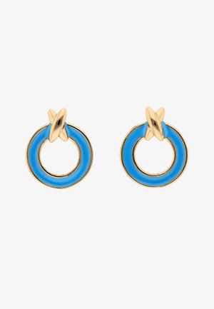 Oorbellen van goudkleurig metaal in een hoepelvorm met heldere blauwe emaille en een abstracte gouden "X"-detail bovenaan elke hoepel.