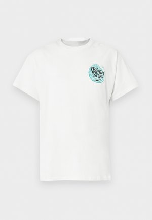 Balta trumpomis rankovėmis suapvalintu kaklu marškinėliai, kairėje krūtinės pusėje su mažu turkio spalvos vaflio piešiniu ir juodu užrašu „Hot waffle to go!“.