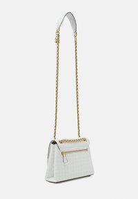 Borsa a tracolla bianca trapuntata con una catena, dotata di una tasca con zip frontale e dettagli lucidi. Forma strutturata con una superficie testurizzata.