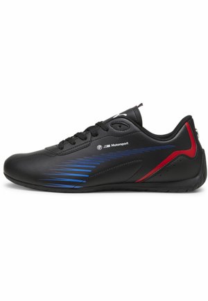 Czarny niskoprofilowy sneaker Puma Motorsport z niebieskimi paskami, czerwonym akcentem na pięcie, sznurowadłami i gumową podeszwą, widoczny z boku.