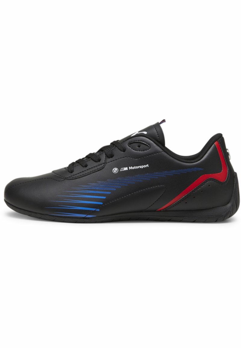 Baskets Puma Motorsport noires à profil bas avec des rayures bleues, un accent rouge au talon, des lacets et une semelle en caoutchouc, vues de côté.