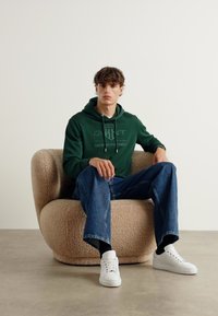 GANT TONAL SHIELD HOODIE - Mikina s kapucňou - grün
