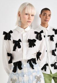 Sister Jane PENNY BOW UNISEX - Blúzka so zapínaním na gombíky - white