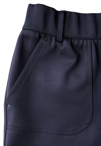 Pantalons en tissu extensible bleu marine avec une large ceinture, deux poches latérales et un détail de couture visible. Texture lisse avec un léger éclat.
