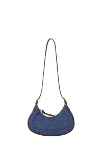 Blå denim skuldertaske med en buet form, brune læderdetaljer, justerbar rem og lynlåslukning. Tekstureret stofoverflade.