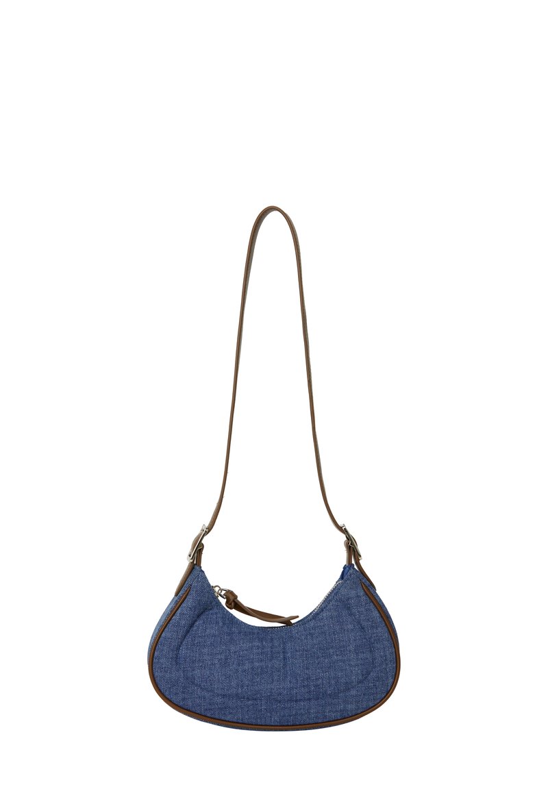 Blå denim skuldertaske med en buet form, brune læderdetaljer, justerbar rem og lynlåslukning. Tekstureret stofoverflade.