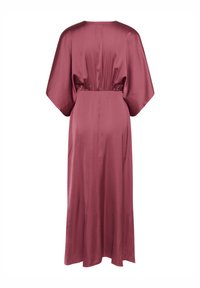 Lang fließendes Kleid in tiefrosa Farbe, aus glattem Satin gefertigt. Besitzt kimonoartige Ärmel und einen elastischen Bund zur Betonung der Figur.