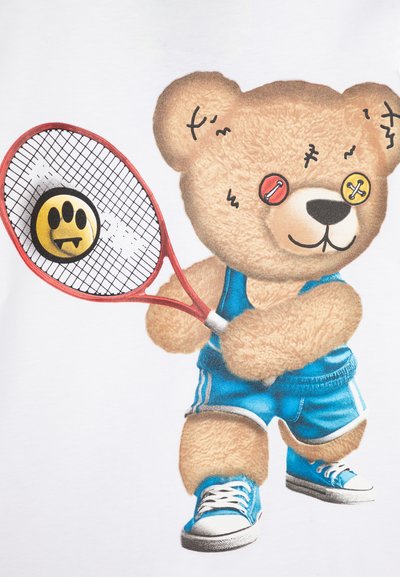 Oso de peluche de dibujos animados con pelaje texturizado, vistiendo una camiseta sin mangas azul y pantalones cortos, sosteniendo una raqueta de tenis roja con una carita sonriente en las cuerdas.