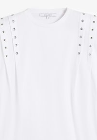 Witte T-shirt met decoratieve zilveren studs op de schouders. Glad textuur en klassieke ronde halslijn. Maat: S. Merklabel zichtbaar.