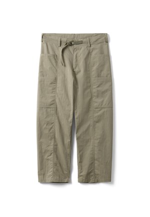 Pantalon décontracté marron clair avec ceinture intégrée, jambes droites et grandes poches plaquées avant, posé à plat sur fond blanc.