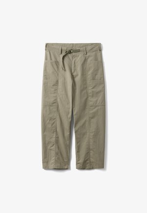Pantalon décontracté marron clair avec ceinture intégrée, jambes droites et grandes poches plaquées avant, posé à plat sur fond blanc.