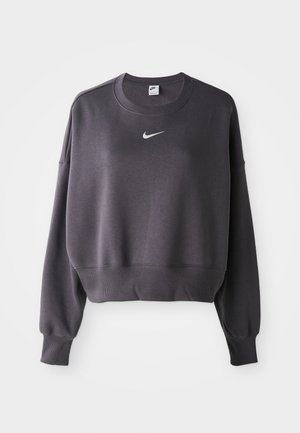 Temno sivi Nike pulover s dolgimi rokavi in belim Nike swoosh logotipom, ki je centriran na prsih, na beli podlagi.