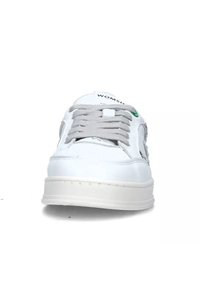 Sneaker in pelle bianca con punta rotonda, lacci grigi, branding sottile sulla linguetta e suola in gomma bianca texturizzata.