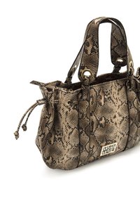 Sac à main en simili cuir serpent brun et noir avec doubles poignées, fermeture à cordon et plaque logo dorée sur le devant. Motif texturé sur l'ensemble.