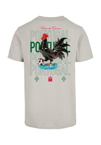 Pilkas medvilninis marškinėliai su juodu gaidžiu ir futbolo kamuolio grafika, su žodžiu "PORTUGALIJA" žaliomis ir raudonomis detalėmis.