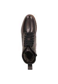 Stivaletto in pelle nera con punta rotonda, design con lacci, rivestimento nero testurizzato e suola in gomma marrone con linguetta sul retro.