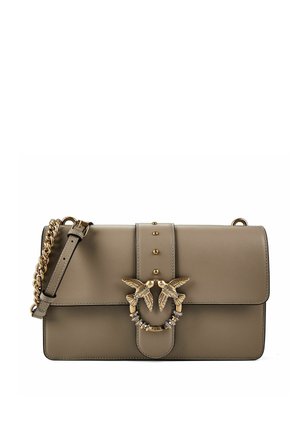 Taupefarbene Lederhandtasche mit einem goldenen Kettenträger und einem dekorativen goldenen Verschluss mit zwei sich gegenüberstehenden Vögeln.