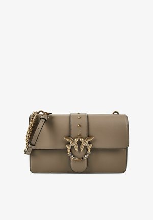 Taupefarbene Lederhandtasche mit einem goldenen Kettenträger und einem dekorativen goldenen Verschluss mit zwei sich gegenüberstehenden Vögeln.