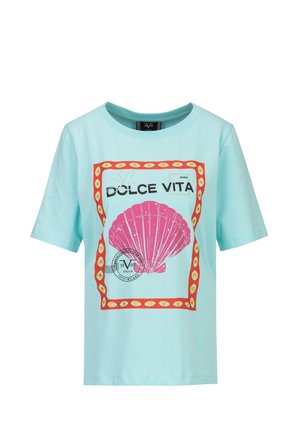 T-shirt bleu clair à manches courtes avec un coquillage rose, un cadre à motifs d'yeux rouges et jaunes, et le texte "DOLCE VITA" sur le devant.