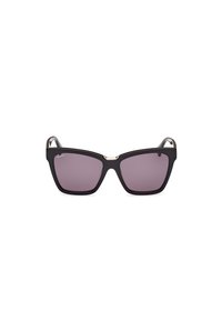 Gafas de sol negras con forma de ojo de gato, lentes de color púrpura oscuro y un acento dorado en el puente de la nariz; fabricadas de un material plástico resistente con una textura suave.
