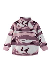 Fleece-pullover i rosa og lilla med mønster av fjell og rev. Har høy krage og ribbestrikkede mansjetter. Myk, teksturert stoff.