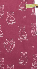 Tessuto a motivo gufo in color bordeaux con contorni bianchi di vari gufi, caratterizzato da una superficie testurizzata e un'etichetta colorata con la scritta "loud + proud."