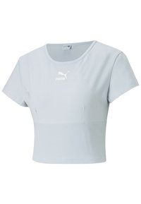 Gaiši zils īsais T-krekls ar īsām piedurknēm, ribota apakšmalu un baltu Puma logo uz krūšu daļas. Mīksta, gluda tekstūra. Apaļa kakla izgriezums.