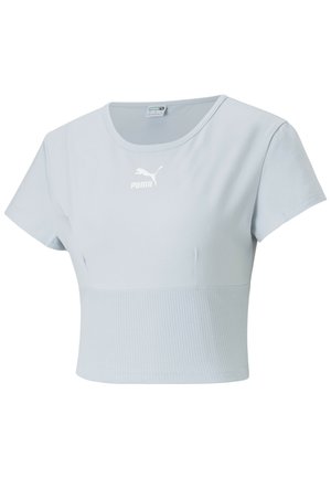 Lyseblå kortermet t-skjorte med ribbestrikket kant og hvit Puma-logo på brystet. Myk, jevn tekstur. Rund hals.