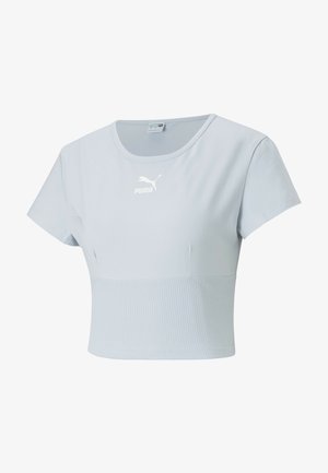 Lyseblå kortermet t-skjorte med ribbestrikket kant og hvit Puma-logo på brystet. Myk, jevn tekstur. Rund hals.