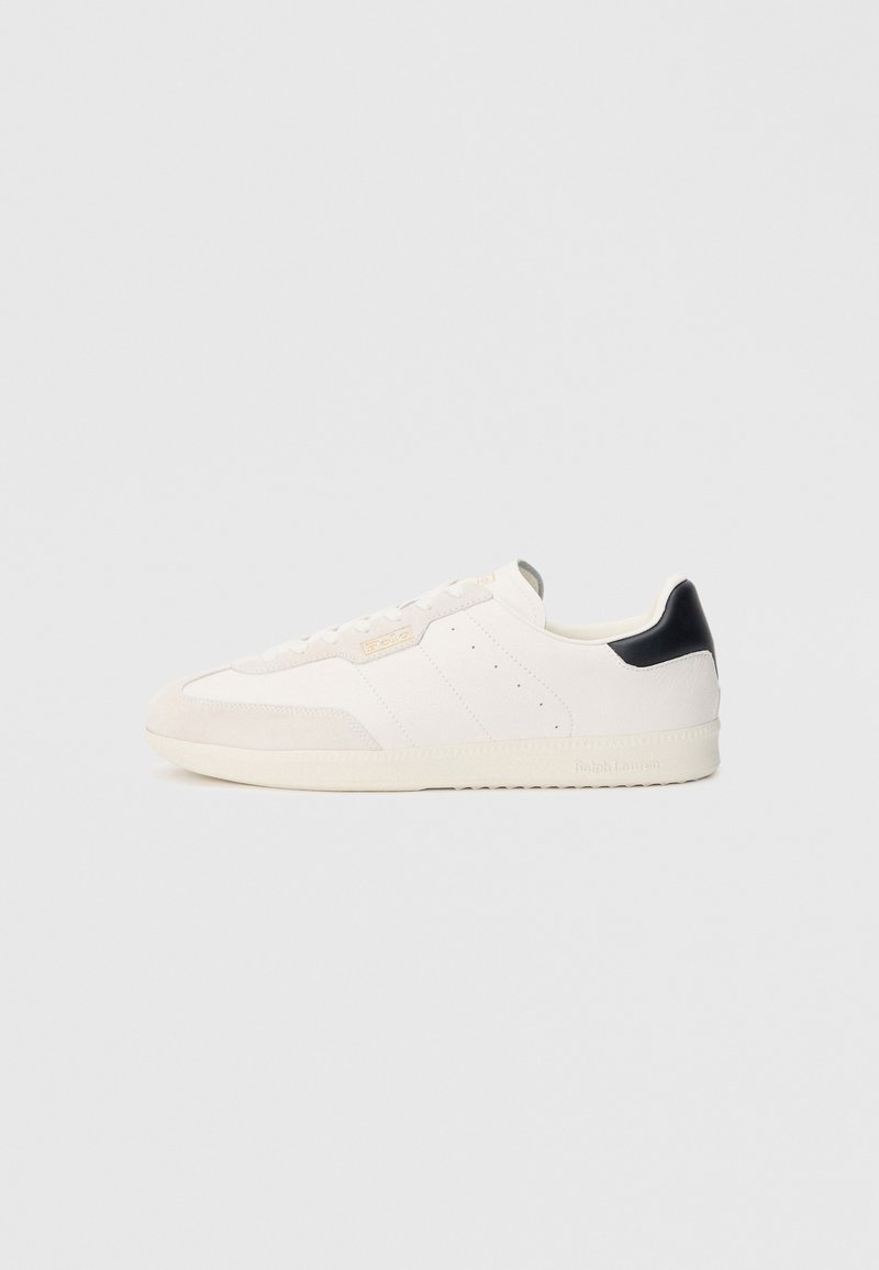 Sneaker in pelle bianca con dettagli in camoscio, caratterizzate da una linguetta del tallone nera, chiusura con lacci, dettagli traforati e marchio discreto sul lato.