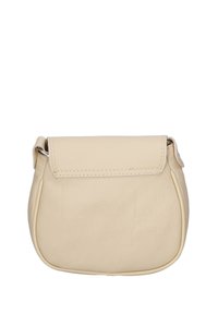 Borsa a mano in pelle beige con una forma strutturata, fondo arrotondato e chiusura a pattina. Presenta cuciture minime e nessuna maniglia visibile.