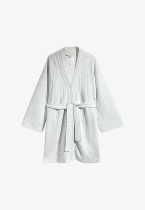 Albornoz acolchado gris claro con mangas largas, apertura frontal y cinturón a juego atado a la cintura, mostrado sobre un fondo blanco.