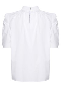 Blouse blanche à manches courtes avec épaules bouffantes et col montant fermé par deux boutons décoratifs au dos du col.