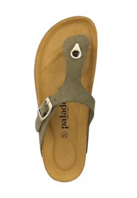 Sandalo infradito verde in suede con fibbia in metallo argentato, soletta imbottita marrone e dettaglio a foro ovale sulla striscia. Design piatto.