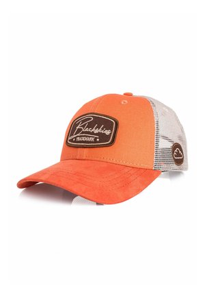 Narancssárga és fehér hálós baseballsapka ívelt karimával és barna címkék, amelyen a "Blackskies Trademark" felirat olvasható az elején.