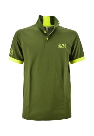 Polo shirt verde oliva in cotone. Presenta un colletto alto con dettagli in verde neon, due bottoni e un logo sul petto.