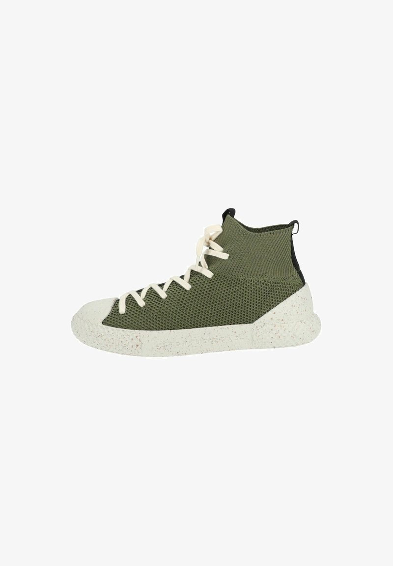 Baskets montantes en mesh vert avec lacets crème, semelle en caoutchouc blanc moucheté, tige texturée et accent noir au talon.